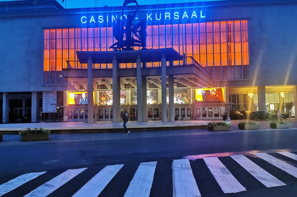 Het verlichte Casino-Kursaal van Oostende in de avondschemering