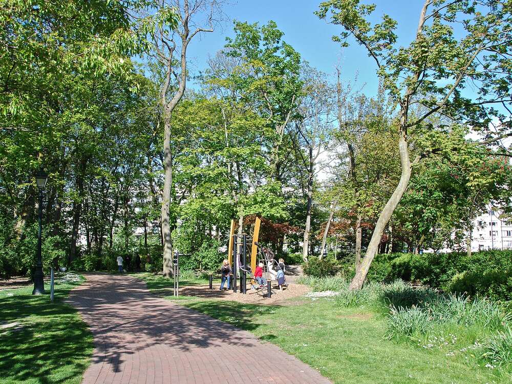 Speeltoestellen tussen de bomen in het Leopoldpark in Oostende