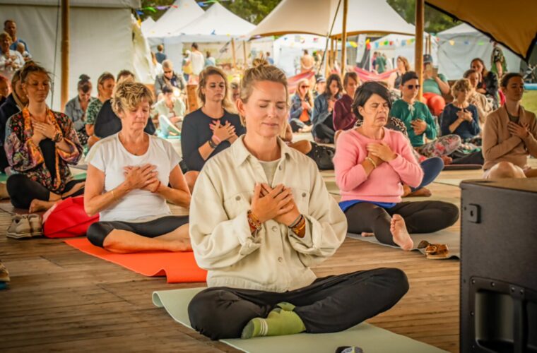 Deelnemers tijdens een sessie op het Summer Bloom Festival
